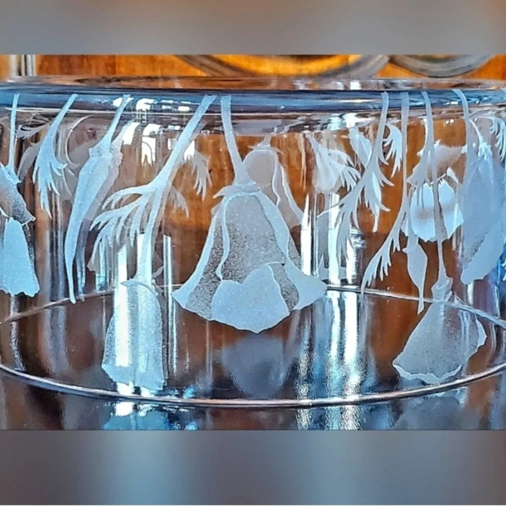 Etched glass Vase with Nature-Inspired Etched Accents